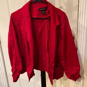 Red jacket with pocket on the front with 2 buttons for closure